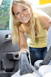 Junge Frau bei Auto-Innenpflege
