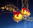 Goldene Christbaumkugel auf blauem Hintergrund