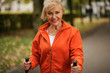 Foto: Rentnerin im Park Rentnerin im Park