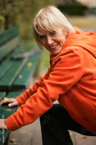 Photo: Ältere Frau beim dehnen im Park Ältere Frau beim dehnen im Park