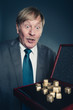 Älterer Herr betrachtet sein Gold