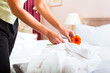 Frau beim Zimmerservice im Hotel