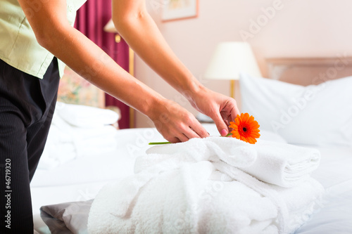 Photo: Frau beim Zimmerservice im Hotel Frau beim Zimmerservice im Hotel