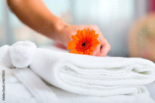 Photo: Frau beim Zimmerservice im Hotel Frau beim Zimmerservice im Hotel