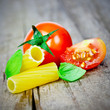 Pasta mit Basilikum und Tomaten
