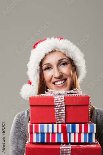Photo: Frau mit Weihnachtsgeschenken Frau mit Weihnachtsgeschenken