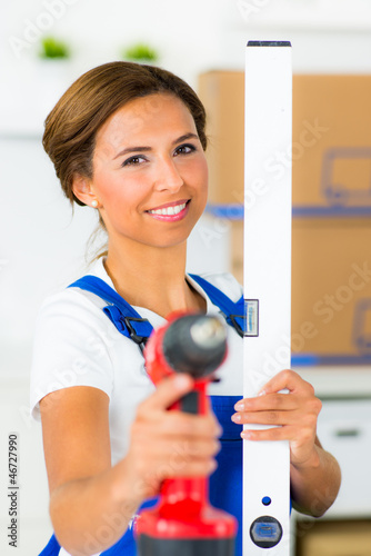 Photo: heimwerkerin mit werkzeug in der hand heimwerkerin mit werkzeug in der hand