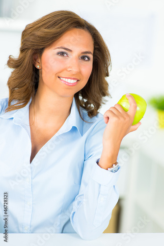 Photo: hübsche junge frau hält apfel in der hand hübsche junge frau hält apfel in der hand