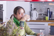Foto: woman having a break from housework at home woman having a break from housework at home
