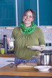Foto: Hausfrau beim Frühstück zubereiten Hausfrau beim Frühstück zubereiten