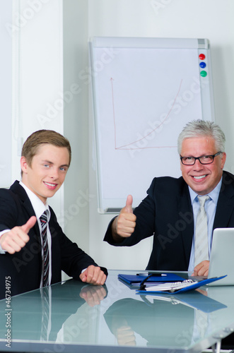 Photo: erfolgreiches beratungsgespräch erfolgreiches beratungsgespräch