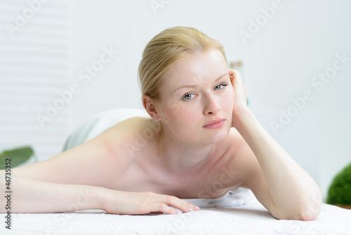 Photo: junge frau entspannt junge frau entspannt