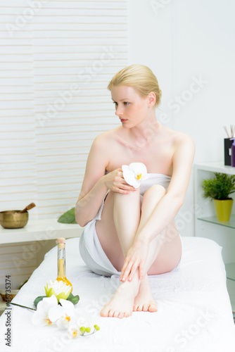 Photo: junge frau bei der kosmetik junge frau bei der kosmetik