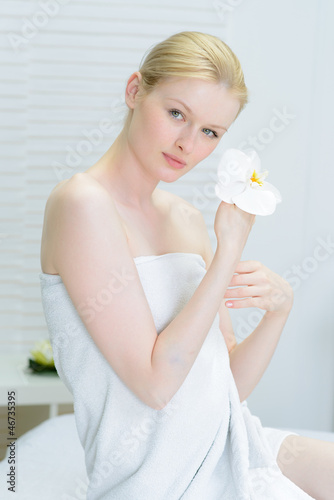 Photo: schöne frau im wellnessbereich schöne frau im wellnessbereich