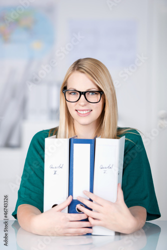 Photo: frau im büro mit aktenordern frau im büro mit aktenordern