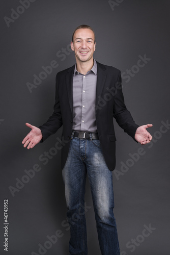 Photo: Der Erklärbär - Mann beim erklären mit rhetorischer Geste Der Erklärbär - Mann beim erklären mit rhetorischer Geste
