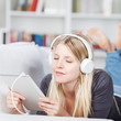 frau mit tablet hört musik