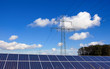 Hochspannungsmasten und Solarzellen