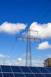 Hochspannungsmasten und Solarzellen