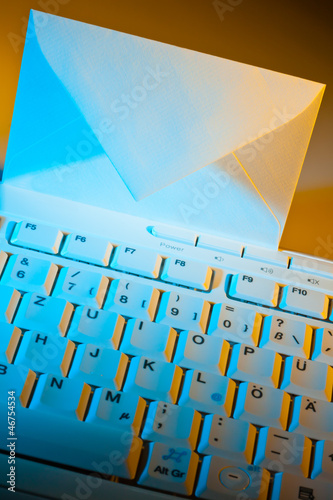 Photo: Computer Tastatur und Kuvert. E-mail. Computer Tastatur und Kuvert. E-mail.