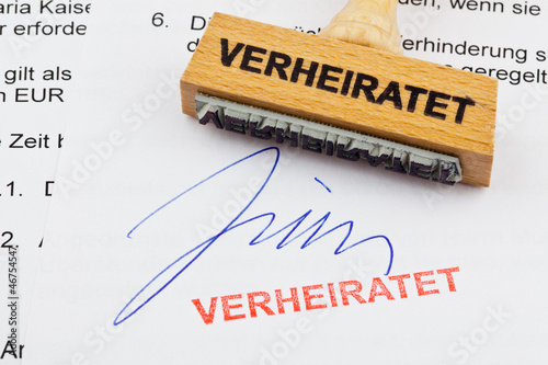 Photo: Holzstempel auf Dokument: Verheiratet Holzstempel auf Dokument: Verheiratet