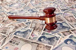Auktionshammer und Yen Geldscheine aus Japan