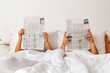 Lesen einer Zeitung im Bett