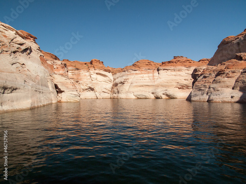 Photo: Rochers et falaises rouges du Lac Powell Rochers et falaises rouges du Lac Powell