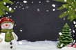 Kreidetafel mit Weihnachtsdekoration und Schnee und Tanne