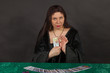 Eine Frau legt Tarot Karten