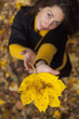 Photo: junge Frau mit Herbstlaub in der Hand junge Frau mit Herbstlaub in der Hand