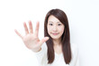 制止する女性