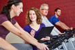Fitnesstrainerin betreut Kundin