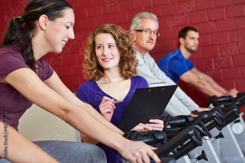 Photo: Fitnesstrainerin betreut Kundin Fitnesstrainerin betreut Kundin