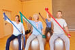 Senioren trainieren mit Gymnastikband