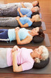 Gruppe bei Entspannung im Fitnesscenter