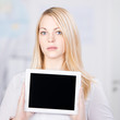 frau zeigt tablet-pc