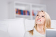 blonde frau schaut nach oben