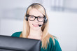 frau telefoniert mit headset