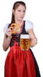 frau mit bier und brezen