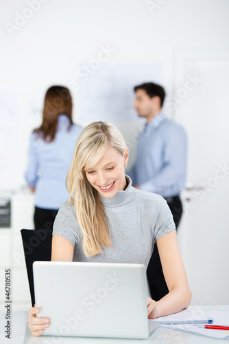 Photo: geschäftsfrau arbeitet am laptop geschäftsfrau arbeitet am laptop