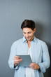 mann schaut auf tablet-pc