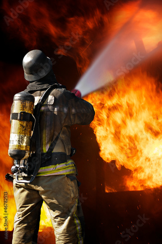 Photo: Feuerwehrmann im Löscheinsatz - Feuerwehr Brandbekämpfung Feuerwehrmann im Löscheinsatz - Feuerwehr Brandbekämpfung