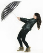 junge Frau wird von Wind weggeweht