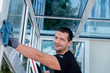 Foto: freundlicher gebäudereiniger bei der arbeit freundlicher gebäudereiniger bei der arbeit
