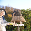 Frau mit Vogelhaus im November