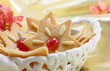 Weihnachtsplätzchen in der Keramikschale