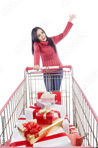 Foto: Happy shopper push trolley for winter presents Happy shopper push trolley for winter presents