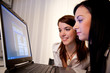  Junge Frauen beim Lernen eines Programms am Lapto