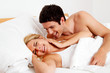 Paar hat Spass im Bett